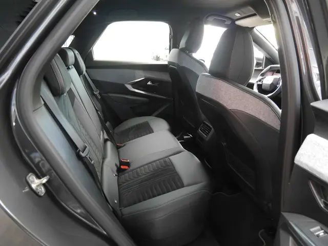 Peugeot 3008 1.2 Hybrid 136 GT 2024 Hybride Benzine 13