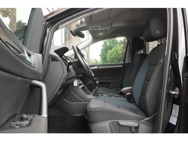 Volkswagen Touran 1.5 TSI R-LINE 7p 2019 Benzine 8