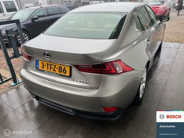 Lexus IS 300h First Edition 2014 Hybride Benzine 8