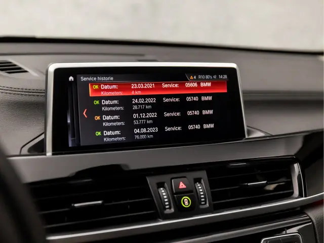 BMW X1 sDrive18i High Executive 2021 Benzine 17