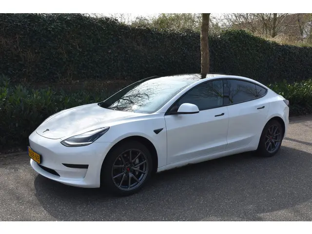 Tesla Model 3 2