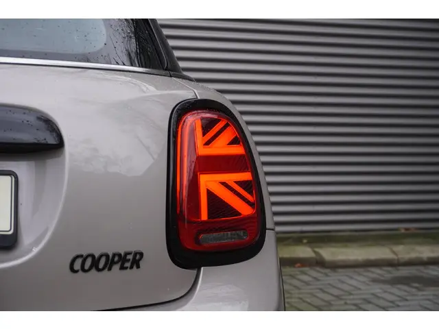 MINI 5-Deurs Cooper 2022 Benzine 18