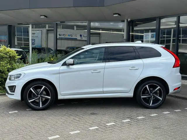 Volvo XC60 2.4 D4 R-Design AWD l ACC l PANO 2016 Diesel 3