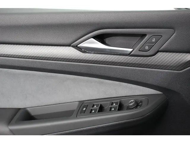 Volkswagen Golf 1.5 eTSI DSG R-Line 2022 Benzine 19