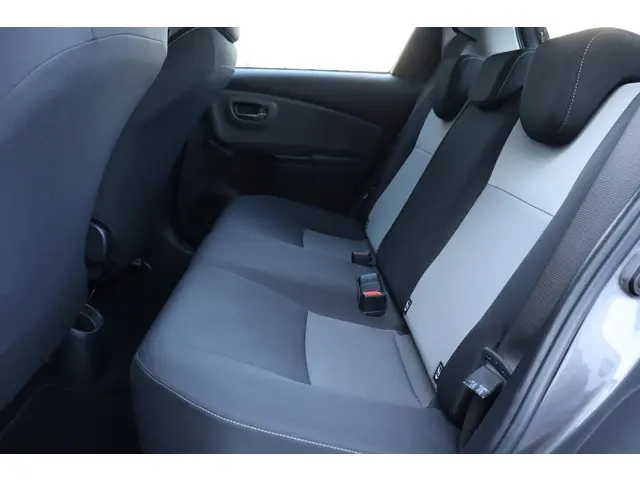 Toyota Yaris 1.0 VVT-i Aspiration, Trekhaak 2017 Benzine 34