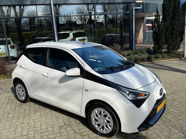 Toyota Aygo 1.0 VVT-i x-play camera - carplay 2020 Benzine 9