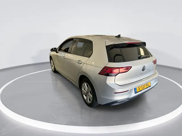 Volkswagen Golf 1.0 eTsi 110pk DSG Life 2023 Benzine 2
