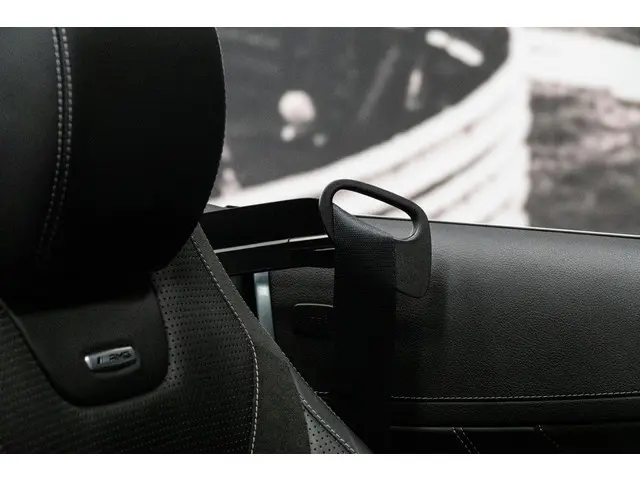 Mercedes-Benz C-Klasse Cabrio AMG 63 2018 Benzine 16