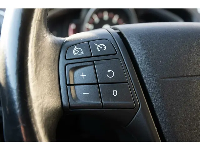 Volvo V40 T4 Momentum | Trekhaak | Xenon 2015 Benzine 13