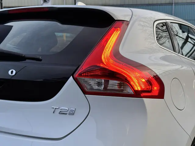 Volvo V40 2.0 T2 R-Design 2016 Benzine 32