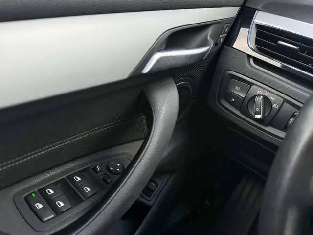 BMW X1 SDrive20i Executive, 1ste eigenaar 2017 Benzine 15