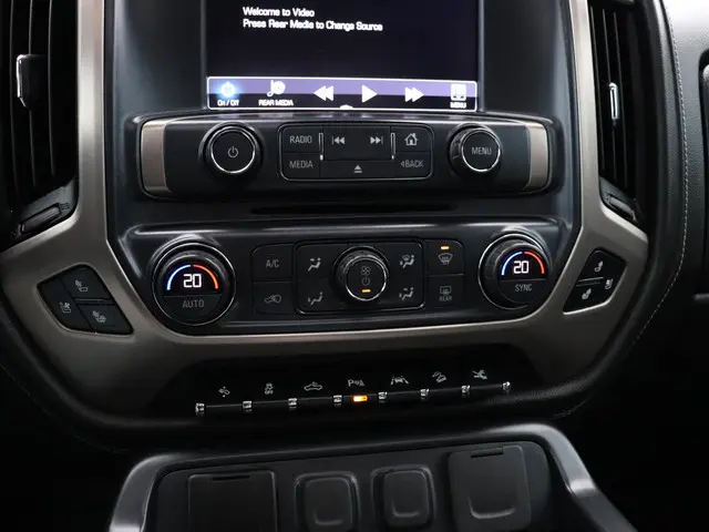 GMC Sierra DENALI 6.2 L V8 2019 LPG/Gas 26