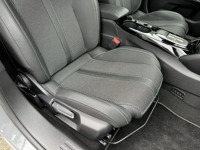 Peugeot 2008 1.2 Hybrid 145 PK GT 2025 Hybride Benzine 42