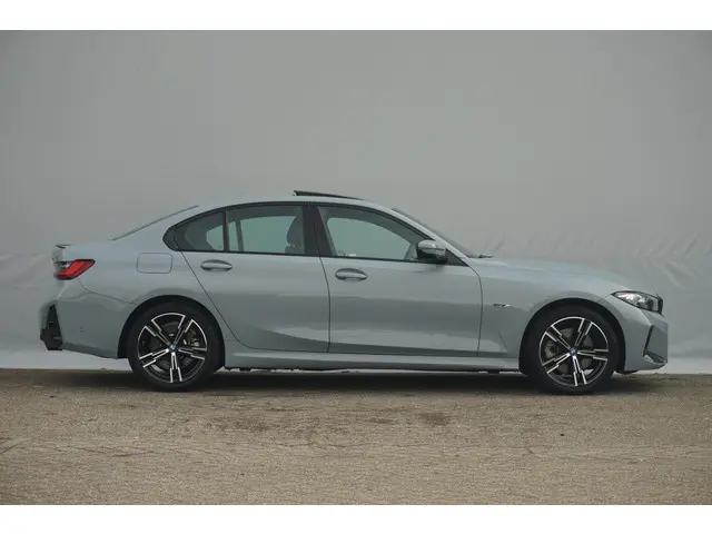 BMW 3 Serie 330e 2023 Hybride Benzine 4