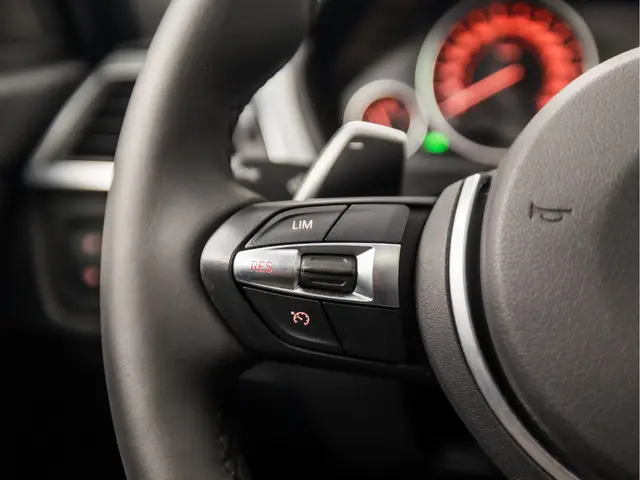 BMW 3 Serie 320i M Sport High Executive 2017 Benzine 22