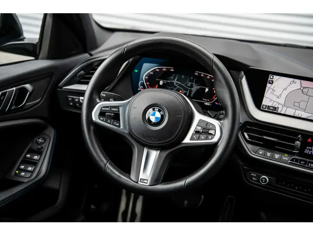 BMW 1 Serie 120i | M Sport | PDC | LED | 19 inch | 2022 Benzine 24
