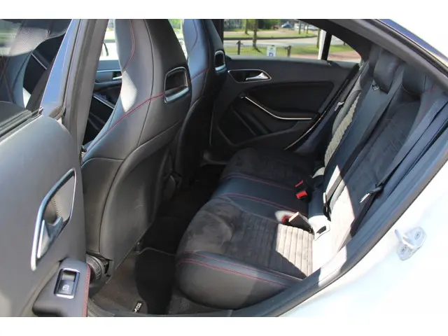 Mercedes-Benz CLA 180 OrangeArt Ed. 2014 Benzine 16