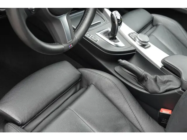 BMW 3 Serie Touring 320i 2017 Benzine 44