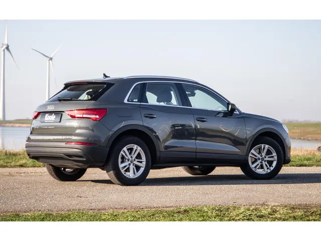 Audi Q3 45 TFSI e edition 2021 Hybride Benzine 44