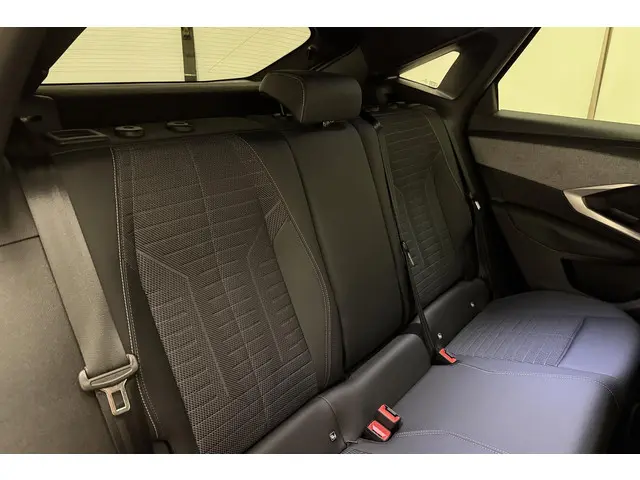 Peugeot e-3008 Allure 73 kWh 2024 Elektrisch 14