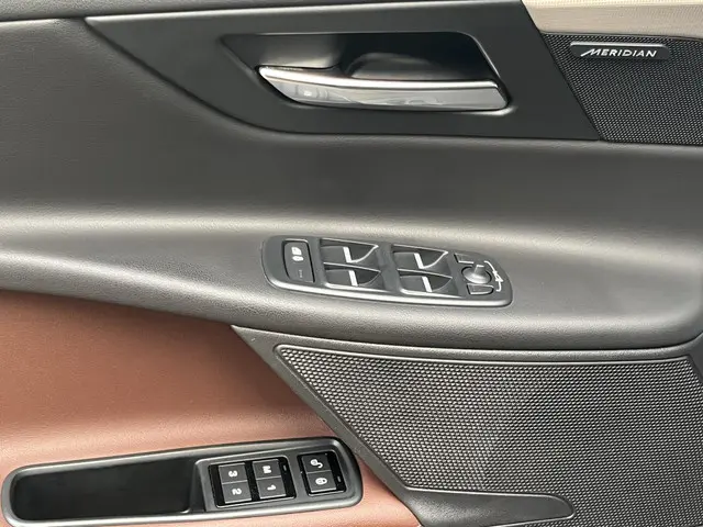 Jaguar XE 2.0 Portfolio 2015 Benzine 16