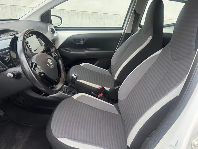 Toyota Aygo 1.0 VVT-i x-play Airco carplay 2019 Benzine 10
