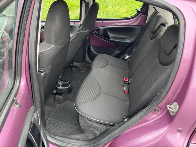 Peugeot 107 1.0 Envy 2013 Benzine 12