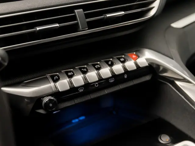 Peugeot 3008 1.2 PureTech Premium GT Sport 2018 Benzine 9