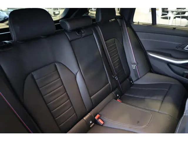 BMW 3 Serie Touring 318i 2024 Benzine 9