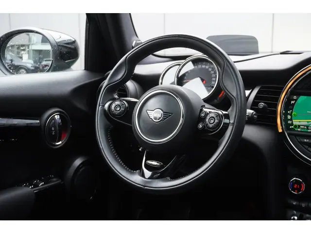 MINI 5-Deurs Cooper C 2019 Benzine 24