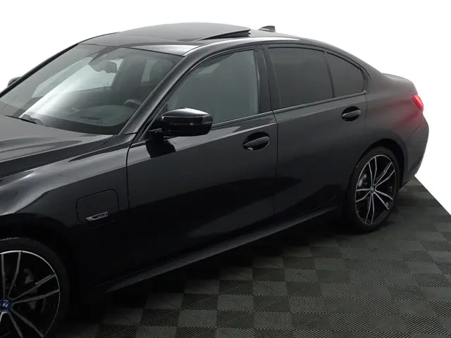 BMW 3 Serie 330e M Sport- 2022 Hybride Benzine 31
