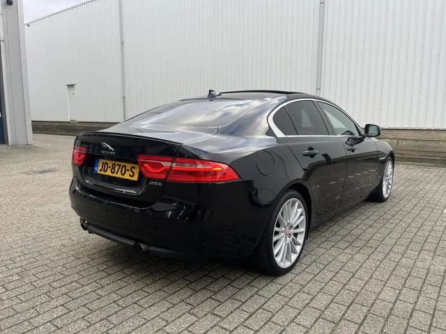 Jaguar XE 2.0 Portfolio 2015 Benzine 71