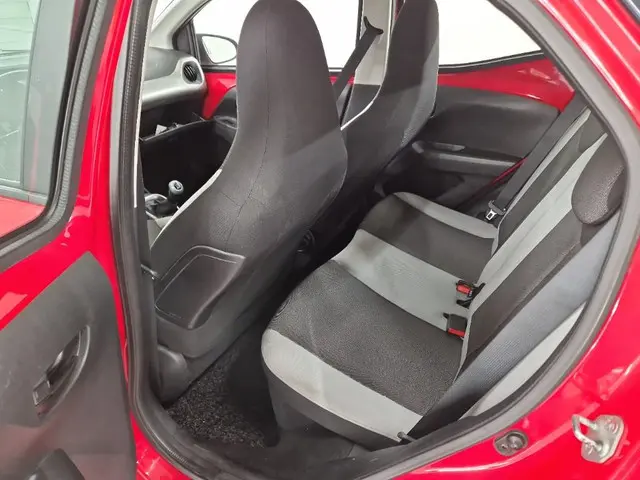 Toyota Aygo 1.0 VVT-i x-play 2015 Benzine 8