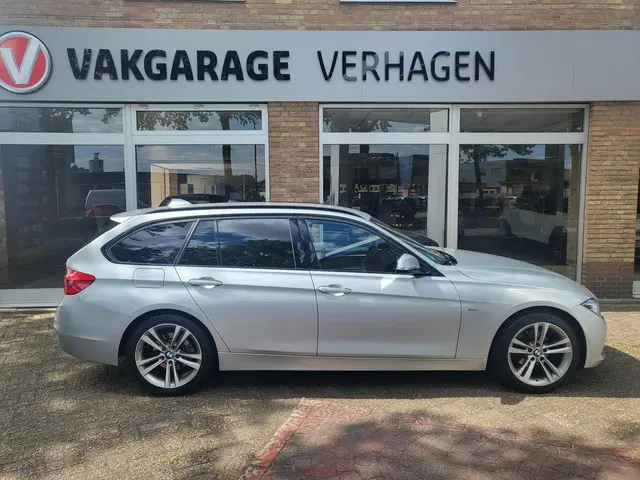 BMW 3 Serie Touring 320i Executive / sport 2017 Benzine 4