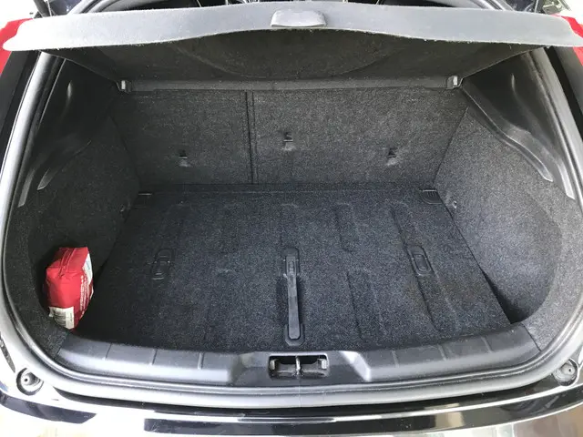 Volvo V40 1.6 T3 R-Design 2013 Benzine 24