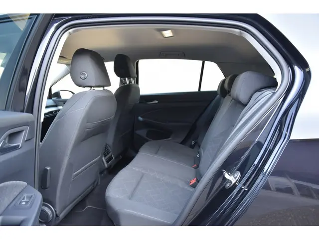 Volkswagen Golf 1.0 TSI Life 2023 Benzine 12