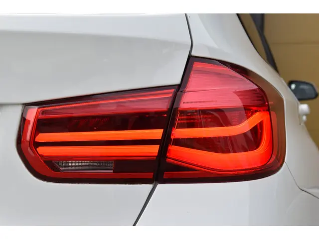 BMW 3 Serie Touring 320i High Executive 2018 Benzine 8