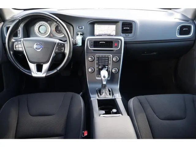 Volvo S60 1.6 T4 Momentum 2013 Benzine 2