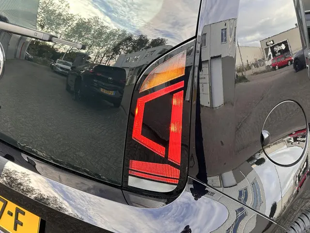 Volkswagen up! 1.0 BMT high up! 2017 Benzine 10