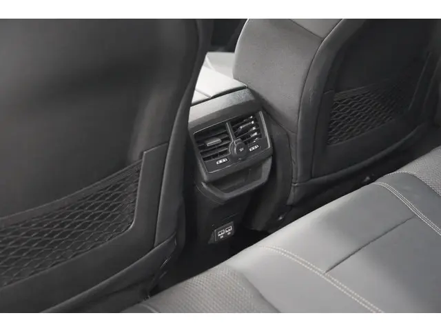 Peugeot 3008 HYbrid4 300 GT 2023 Hybride Benzine 37