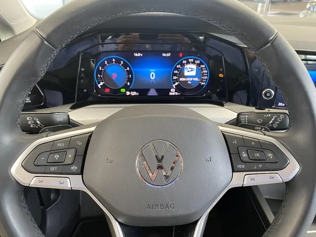 Volkswagen Golf 1.0 eTSI 110pk DSG Life 2024 Benzine 12