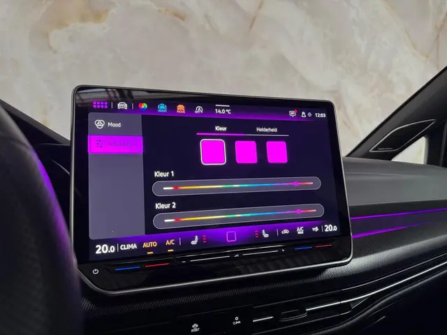 Volkswagen Golf 1.5 eTSI R line / Pano / H&K / 2025 Benzine 22