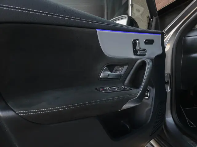 Mercedes-Benz A-Klasse 250e AMG 2020 Hybride Benzine 12