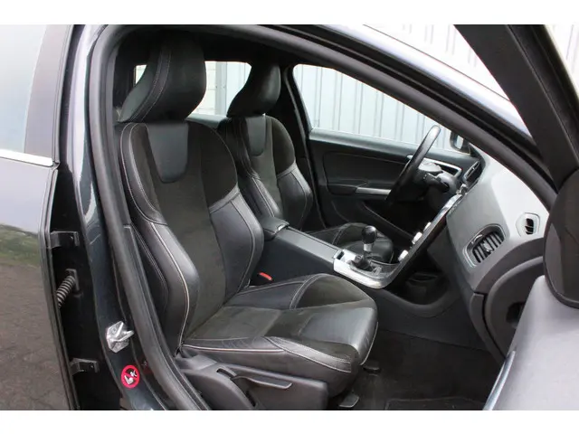 Volvo V60 1.6 T3 R-Design 2015 Benzine 28