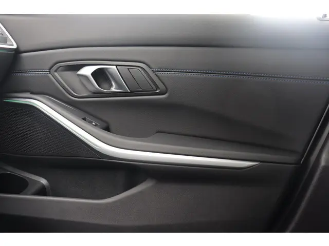 BMW 3 Serie 330e 2024 Hybride Benzine 36