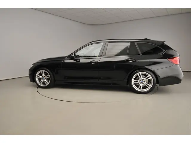 BMW 3 Serie Touring 320i 2019 Benzine 3