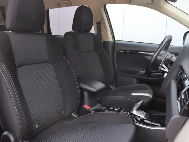 Mitsubishi Outlander 2.4 PHEV 2020 Hybride Benzine 25