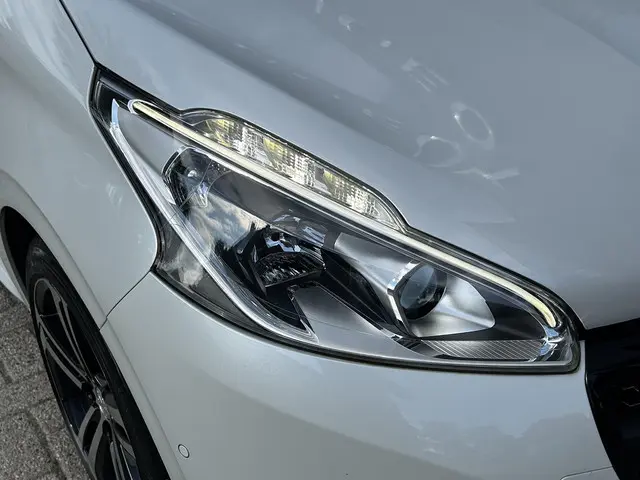 Peugeot 208 1.2 Turbo 110PK GT-line 2018 Benzine 24
