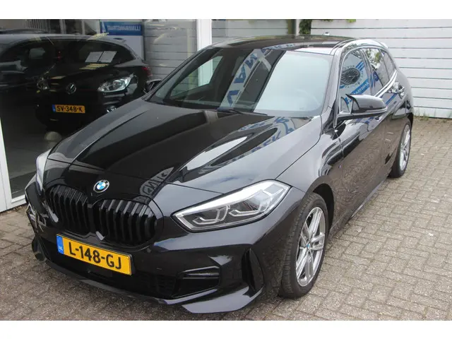 BMW 1 Serie 118i Executive Edition 2021 Benzine 3