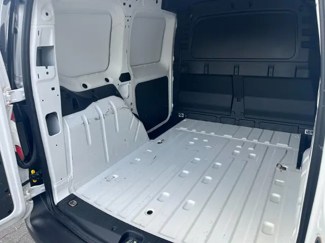 Volkswagen Caddy Cargo 1.5 TSI Style 2022 Benzine 24